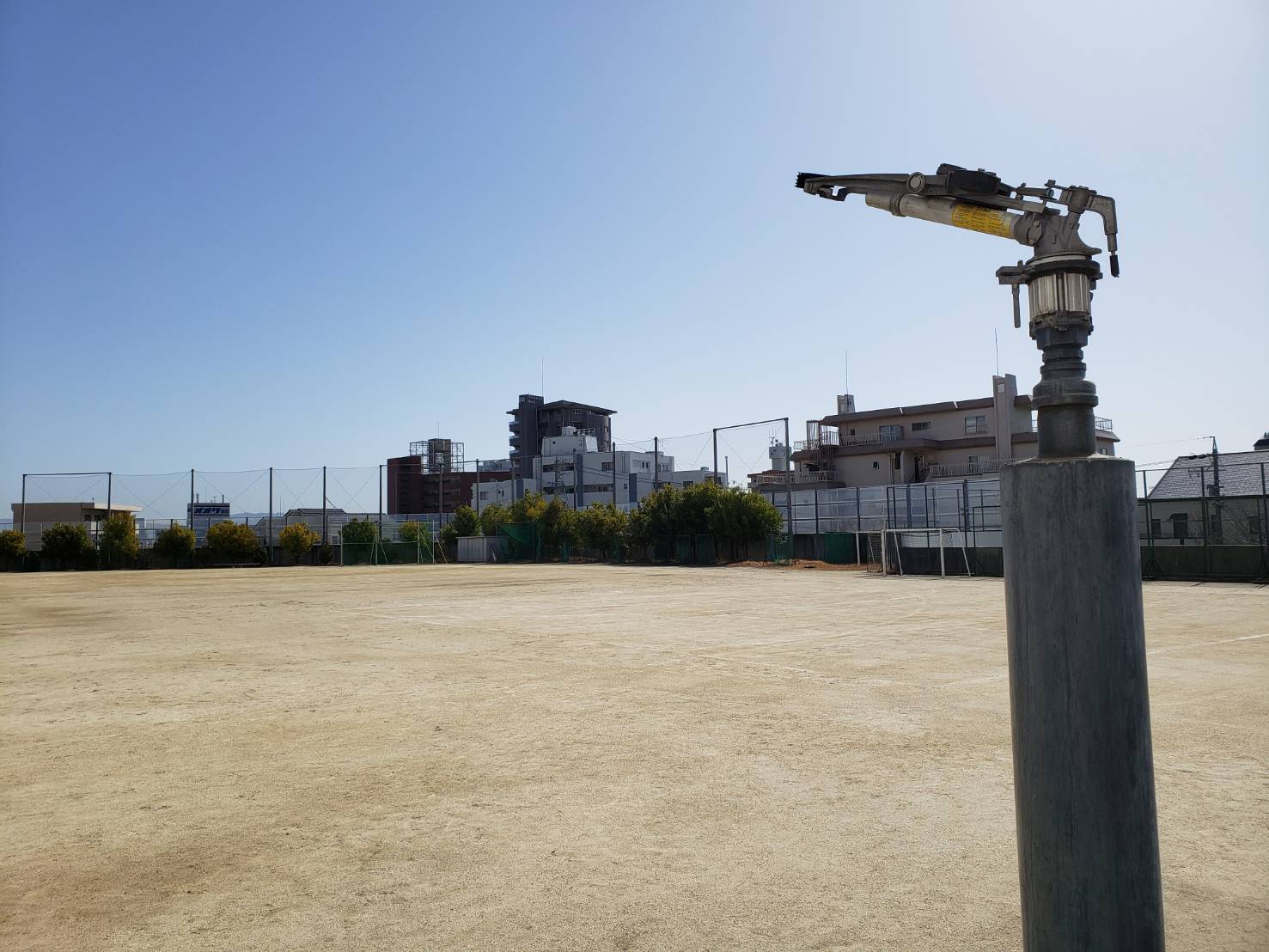 校庭の施工例】中学校の校庭で散水防塵対策。｜散水機ドットコム