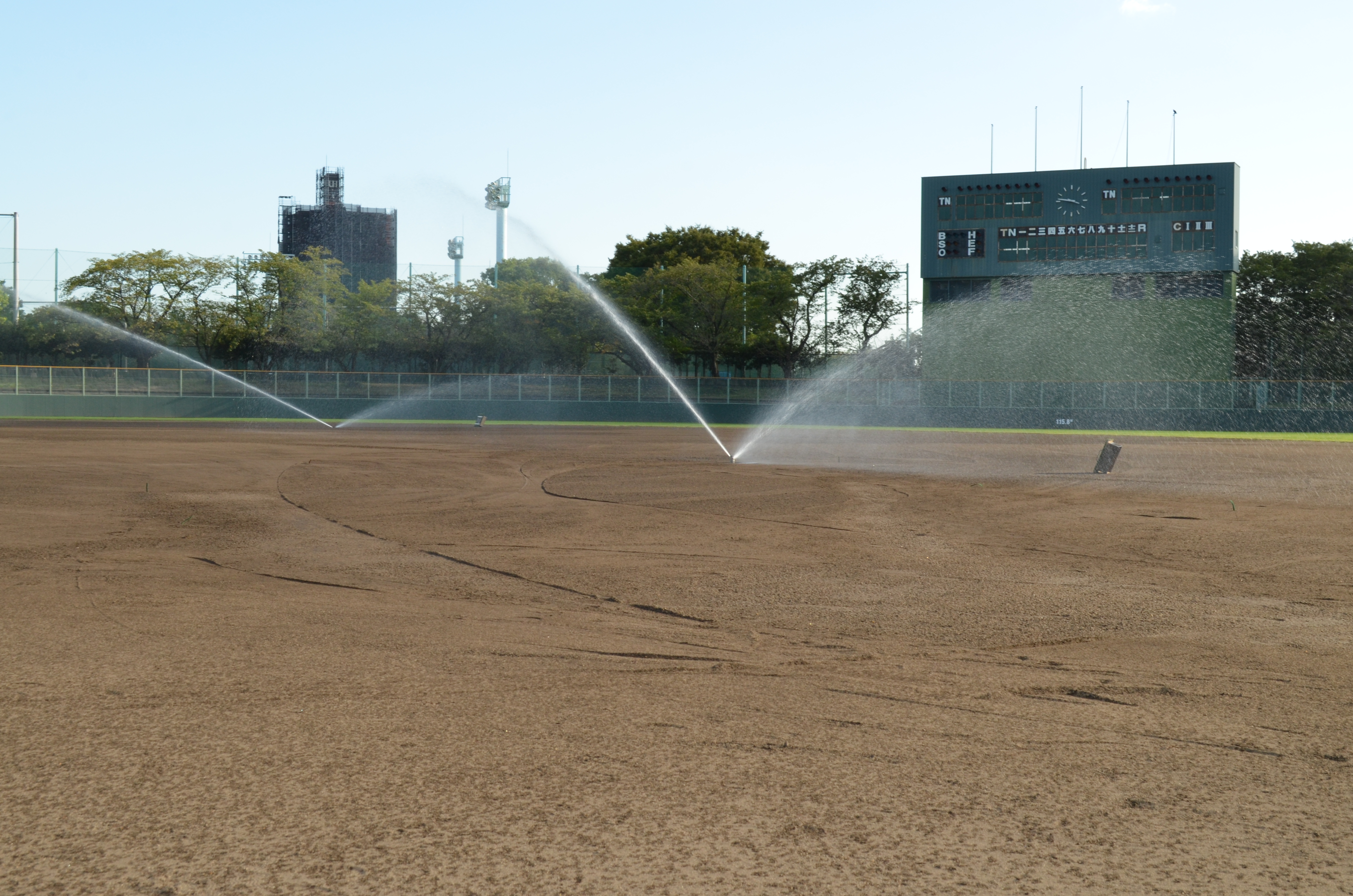 グラウンドの施工例】鹿島の有名サッカースタジアムに散水機導入。